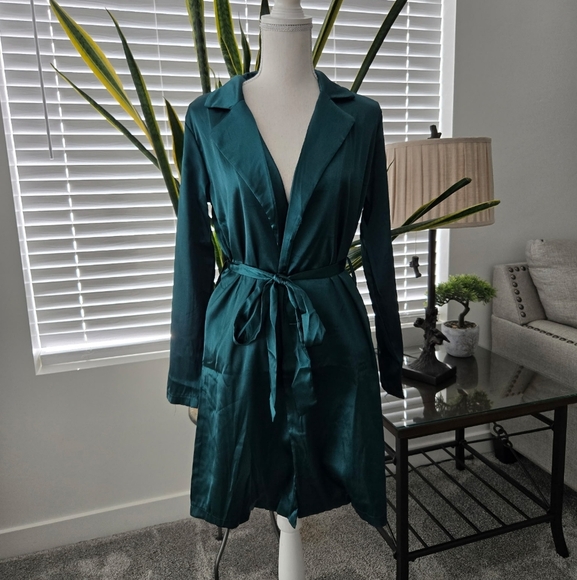 Julia Satin Robe size Small. Hunter Green. New without tags. - Picture 1 of 5